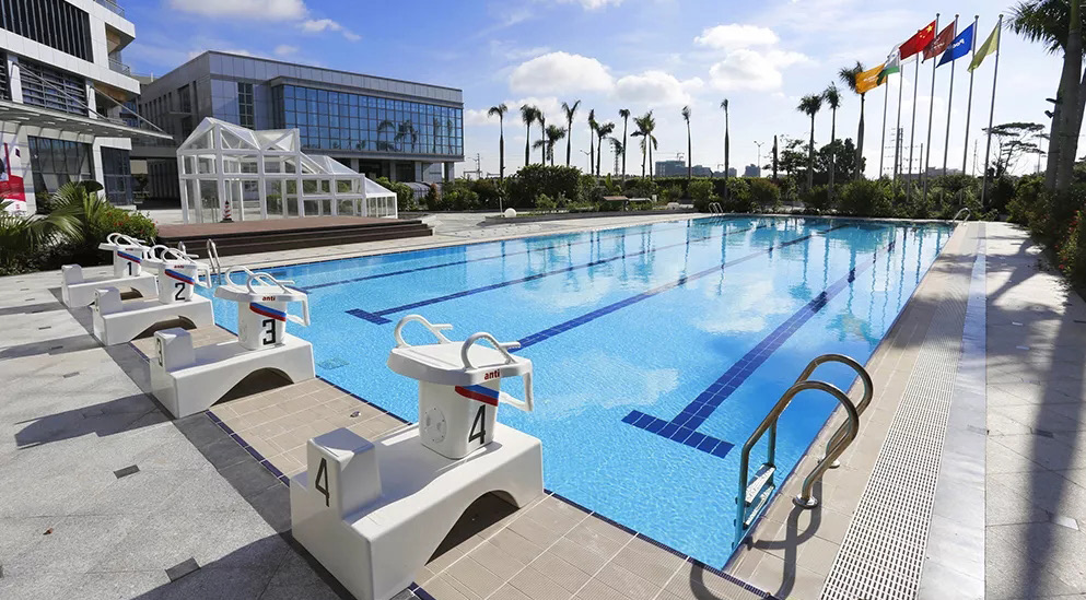 別看五星級泳池光鮮亮麗，幕后卻是 ...