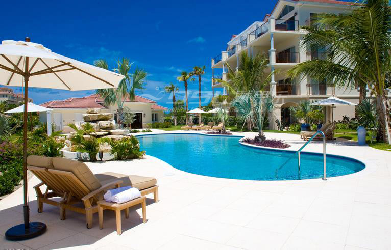 <b>別墅游泳池應(yīng)如何設(shè)計(jì)？你只需要了解這四點(diǎn)！</b>