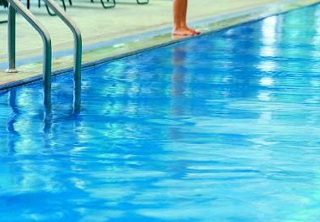 游泳池水中懸浮物應(yīng)該怎么解決？