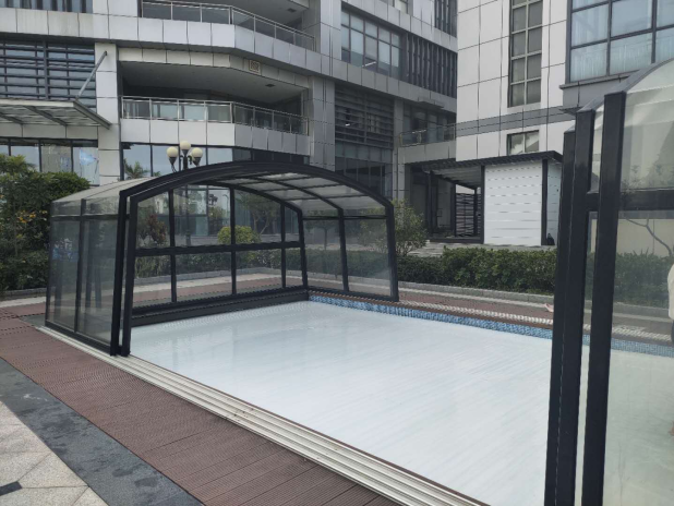 露天游泳池如何防塵？