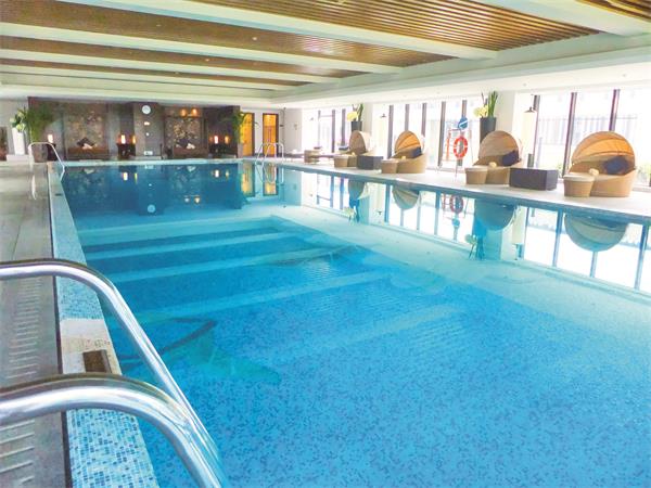 室內(nèi)恒溫泳池的綠色加熱秘籍，揭秘空氣源熱泵的神奇之處!