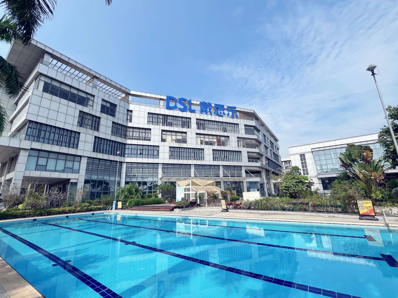 探秘泳池水底凈界，智能游泳池水底機(jī)器人打造澄澈水底世界！