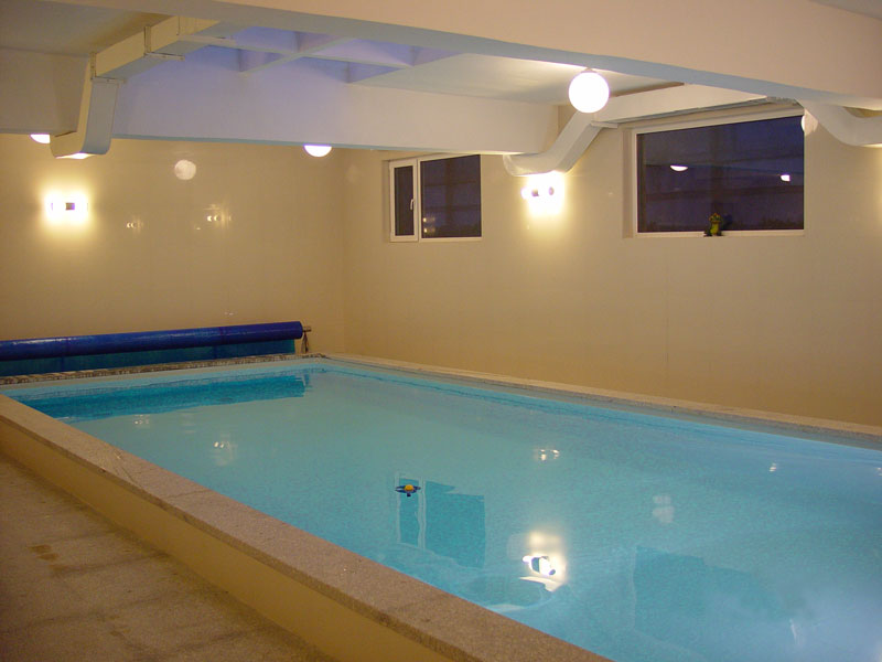 <b>有沒(méi)有低氯、無(wú)刺激氣味的別墅游泳池水處理設(shè)備方案推薦？</b>